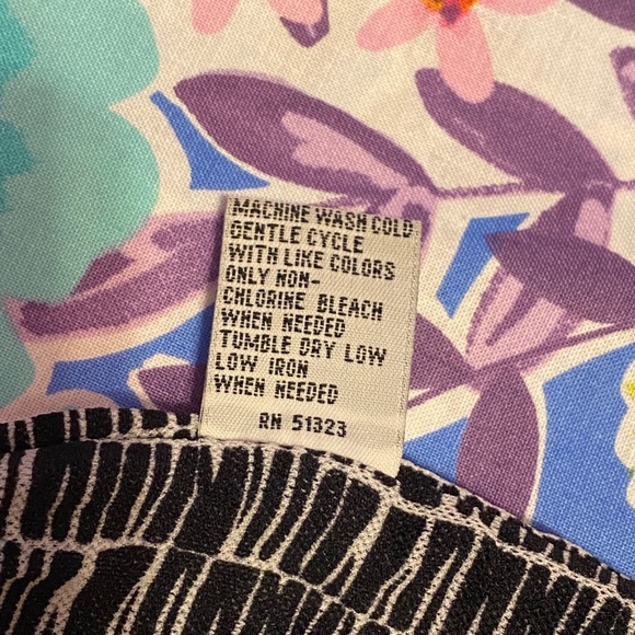 💕3 for $20💕 Asymmetrical blouse with ruffles - Picture 6 of 7